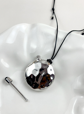 欧美圆形凹凸面香水瓶吊坠项链黑色皮绳可调节长款时尚百搭