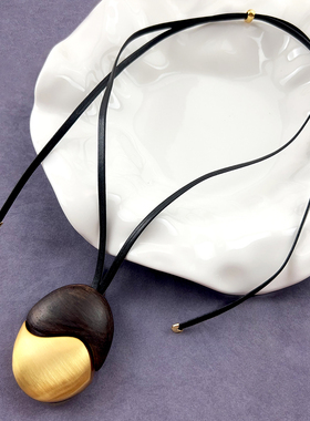 小众设计黑檀木拉丝吊坠项链女黑皮绳长款复古手工文艺配饰品