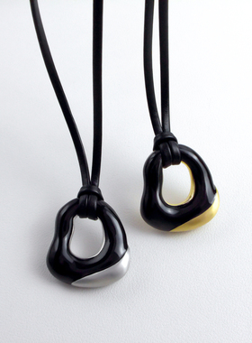 小众设计黑金珐琅拉丝吊坠项链女轻奢高级感皮绳毛衣链秋冬