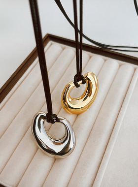 极简风金属椭圆吊坠项链女黑绳长款毛衣链小众高级感秋冬新款