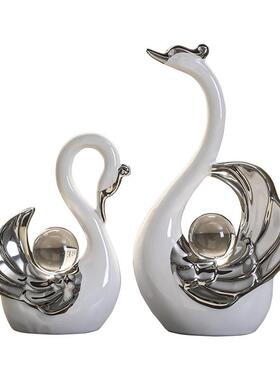 现代简约水晶球情侣天鹅摆件轻奢家居客厅餐柜酒柜电视柜装饰品