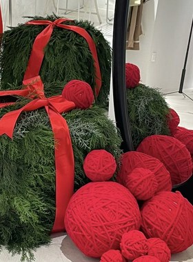 新品新年松柏礼盒橱窗p置景美陈列服装店铺商场绿植红色网红装饰