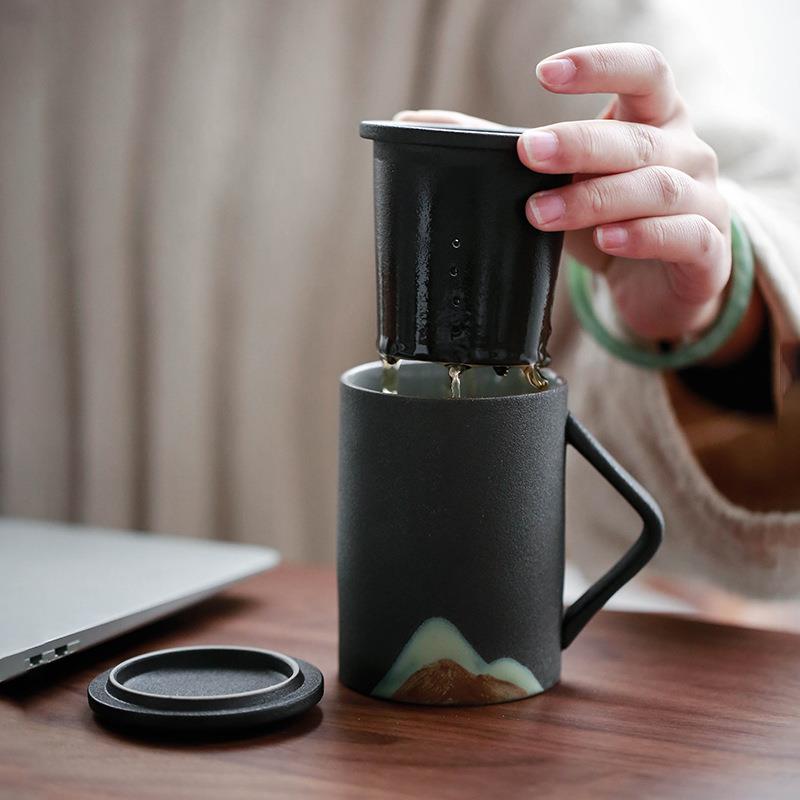日式手绘山景办公杯 陶瓷马克杯带盖过滤大容量喝水杯泡茶杯 - 图1