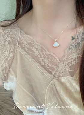 白贝母扇形项链女款2025新款爆款