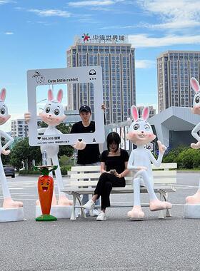 大型卡通兔子摆件玻璃纤维雕塑户外景观网红打卡拍照商场美陈装饰