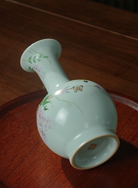 景德镇手绘紫藤蝴蝶长颈花瓶