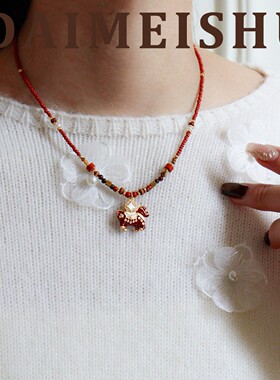 原创马年复古精致红色滴油转盘小马项链轻奢高级感气质百搭锁骨链