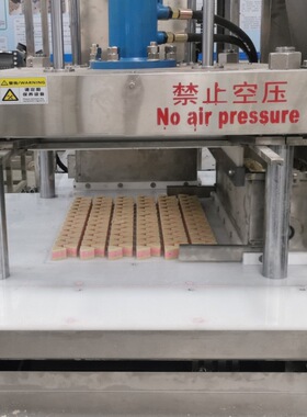 奶块成型机奶片生产设备形状可定夹层奶酪压块机三角奶酪块机器