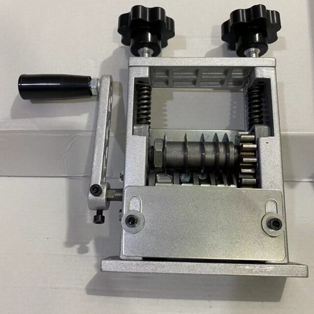 Wire stripper hand-crank wire porous scrap copper wire