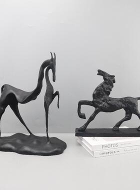 北欧轻奢几何铸铁行走骏马动物雕塑摆件客厅玄关书房软装家居饰品