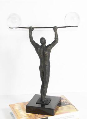 旧欧创意水复晶球工艺2271品古怀摆设样板房装饰品举重人物客厅式