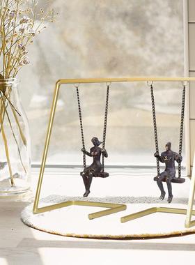 现代轻奢情侣秋千跷跷板创意人物摆件会所电视桌面家居软装工艺品