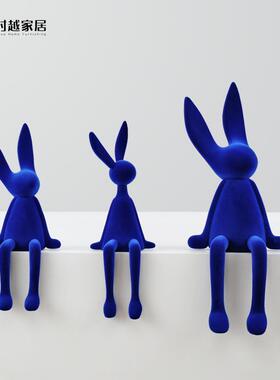 克莱因蓝高级感摆件客厅创意植绒坐姿兔子现代简约样板间软装饰品