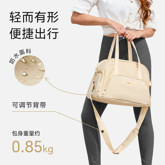 Многофункциональная сумка для фитнеса neumee большой вместительности и множеством карманов.