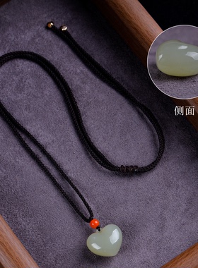 天然新疆和田玉爱心吊坠