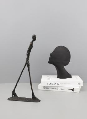 现代简约铸铁人物创意摆件客厅卧室玄关电视柜书房样板房家居饰品