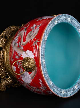 贵夫人铜镶瓷红地粉彩龙纹四君子配铜三狮环莲子缸景德镇瓷器摆件