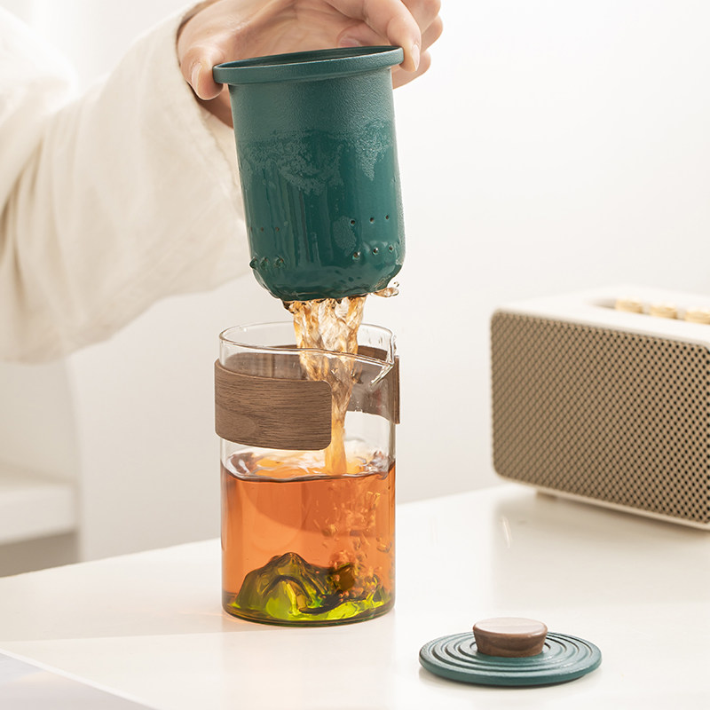 Portable travel tea set and quick cup