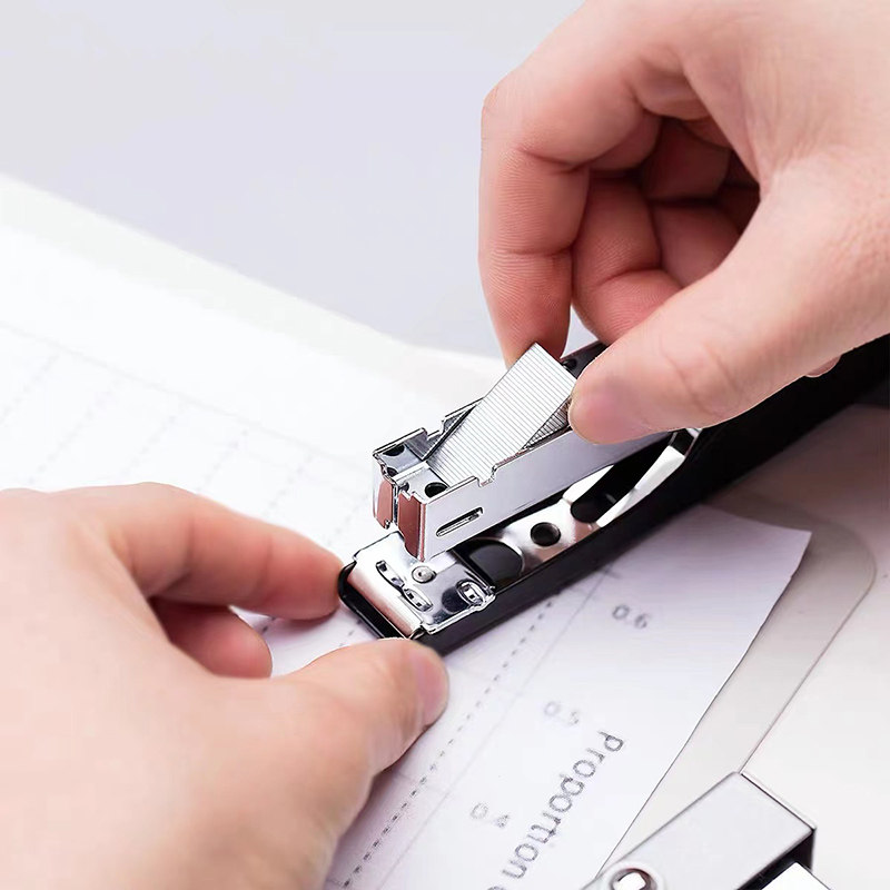Deli hand-held stapler for home takeout packaging, supermarket commercial use, special labor-saving, durable and thickened No. 12 stapler, all-metal multi-functional standard hand-held stapler for express delivery