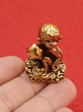 黄铜猴子献桃铜猴抱寿桃桌面摆件做旧黄铜茶宠微雕黄铜饰品礼物