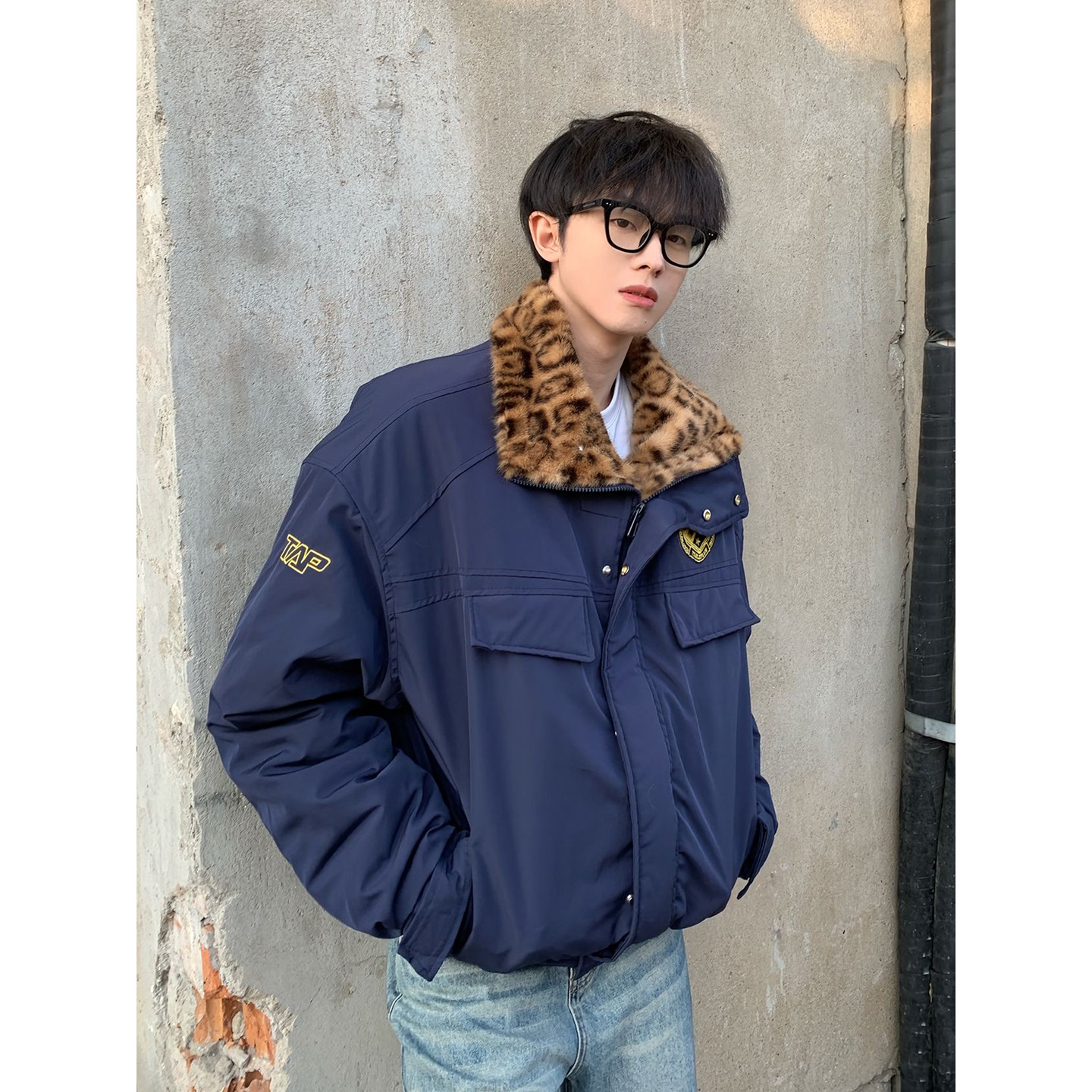 藏青色豹纹座山雕棉服复古蓝微喇牛仔裤搭配一整套男装冬装高级感,淘宝优惠券,粉丝福利购,淘宝优惠卷