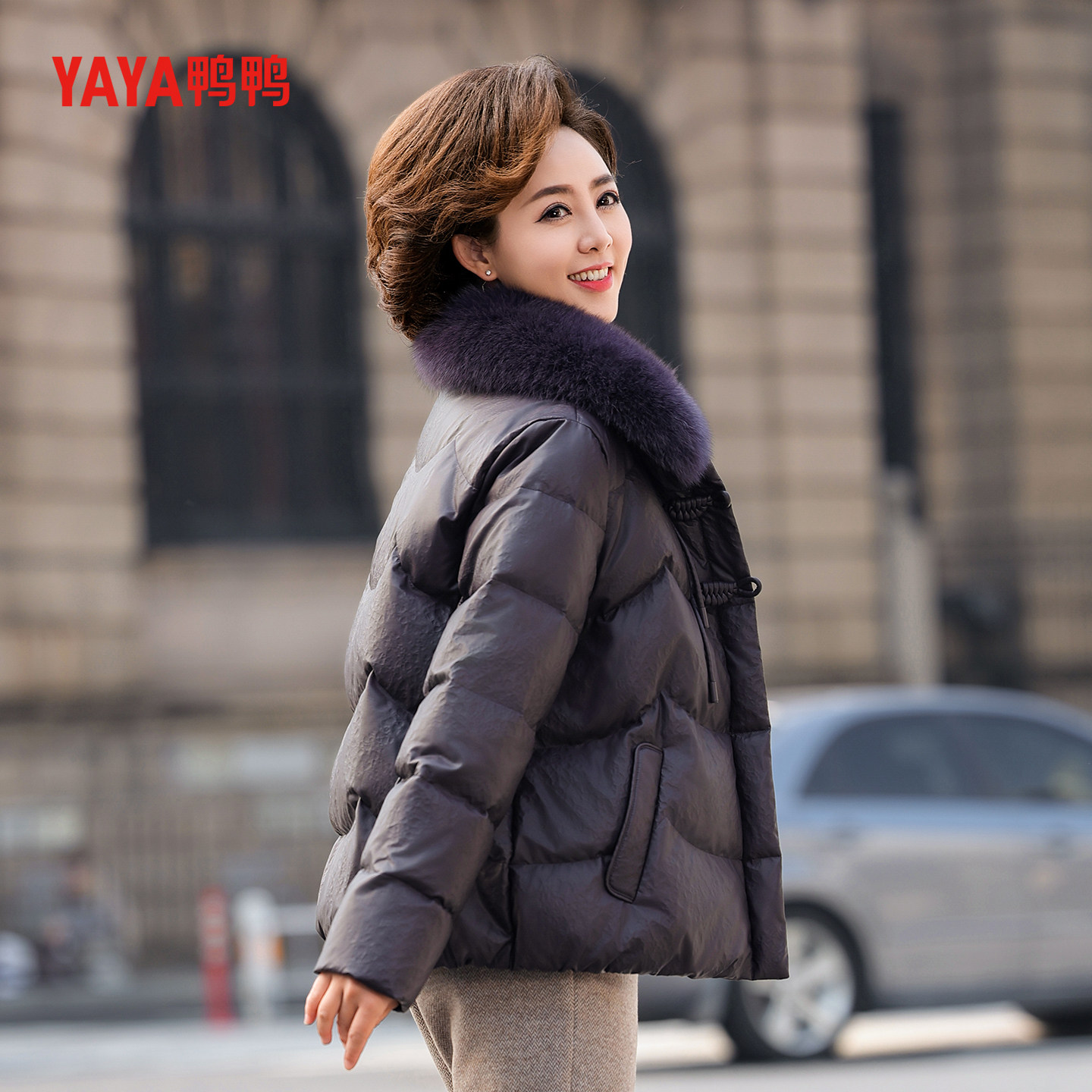 YAYA鸭鸭羽绒服女2025年反季妈妈装加厚保暖时尚狐狸毛领皮面外套