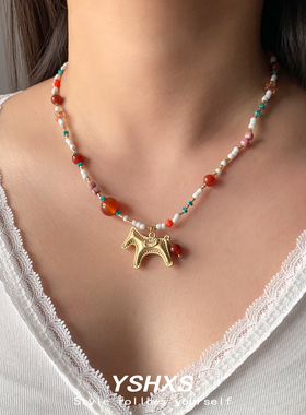 彩色串珠设计小马吊坠项链