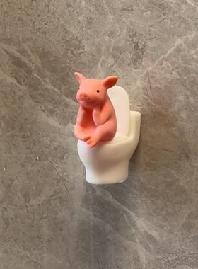 可爱小小猪上厕所创意模型