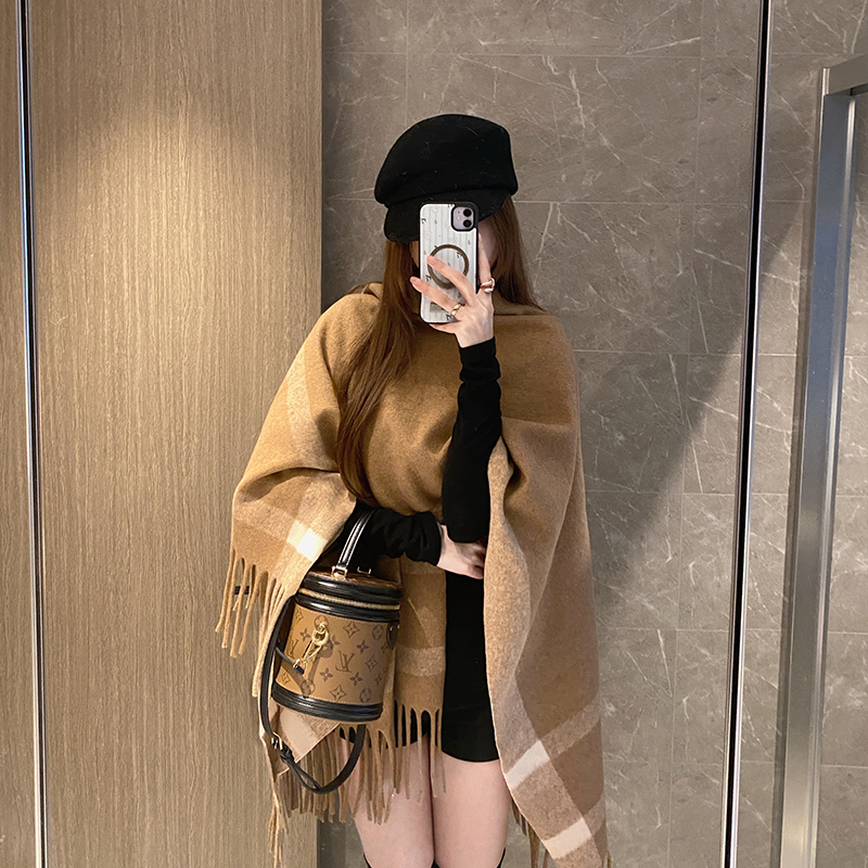 复古羊毛披肩女外搭秋冬季新款韩版保暖围巾高级感流苏斗篷披风