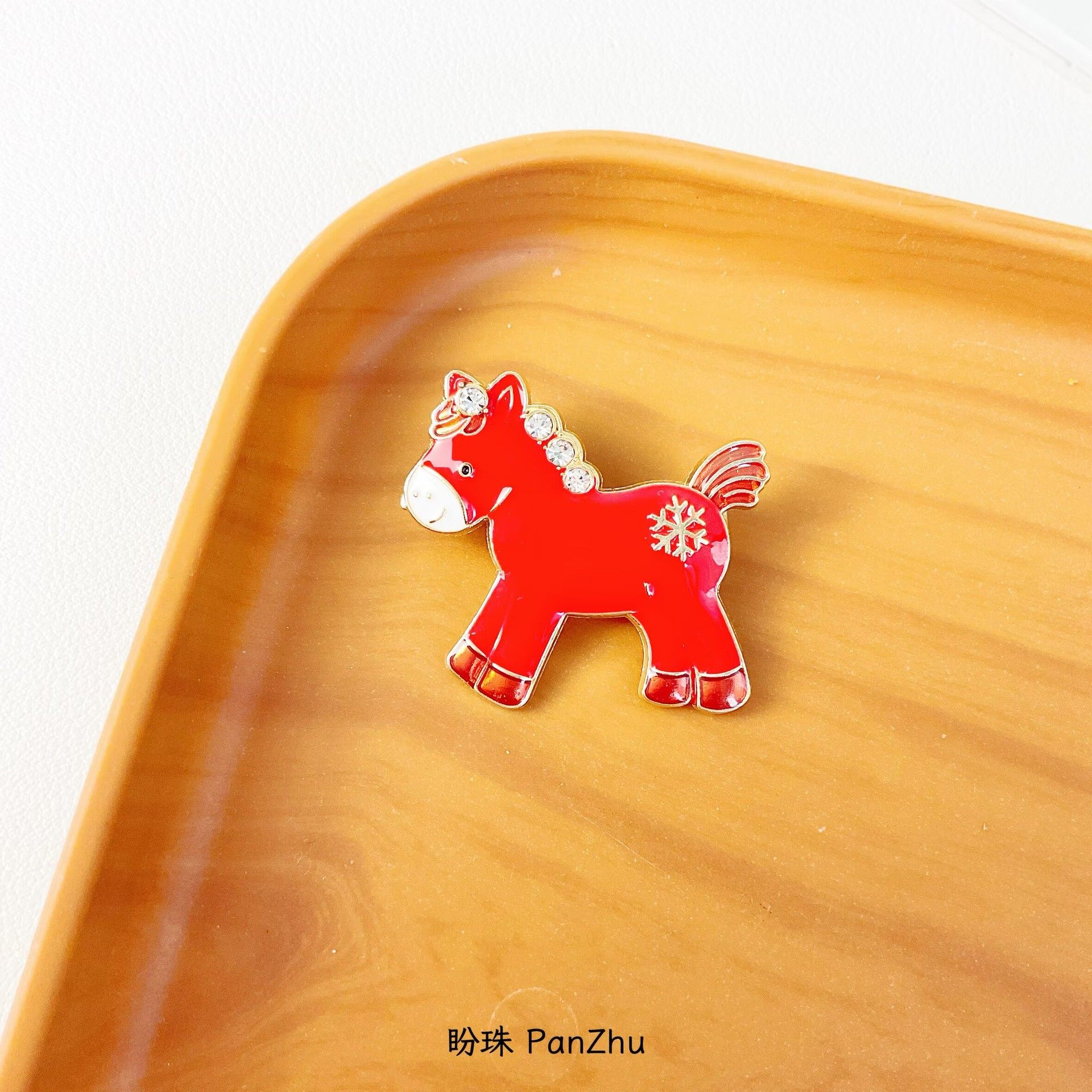 红色小马别针女新款高端时尚胸花大衣配饰礼品套组高级感创意胸花,淘宝优惠券,粉丝福利购,淘宝优惠卷