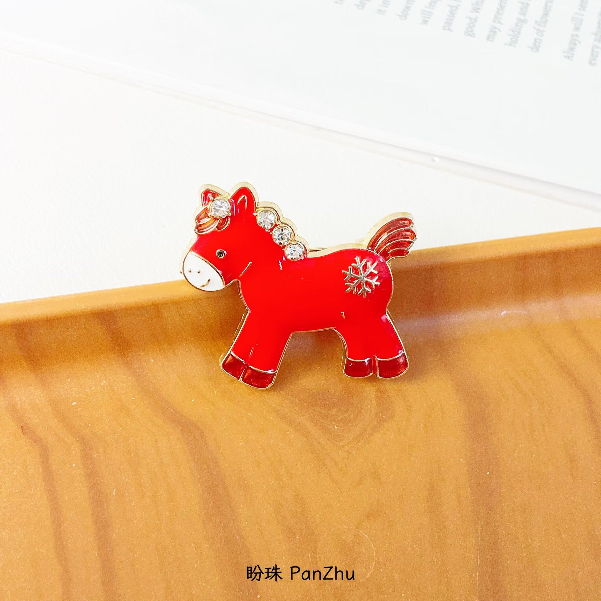 红色小马别针女新款高端时尚胸花大衣配饰礼品套组高级感创意胸花,淘宝优惠券,粉丝福利购,淘宝优惠卷