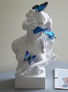 蓝蝴蝶女孩饰品高端树脂雕塑小众家居装饰橱窗艺术装置大型