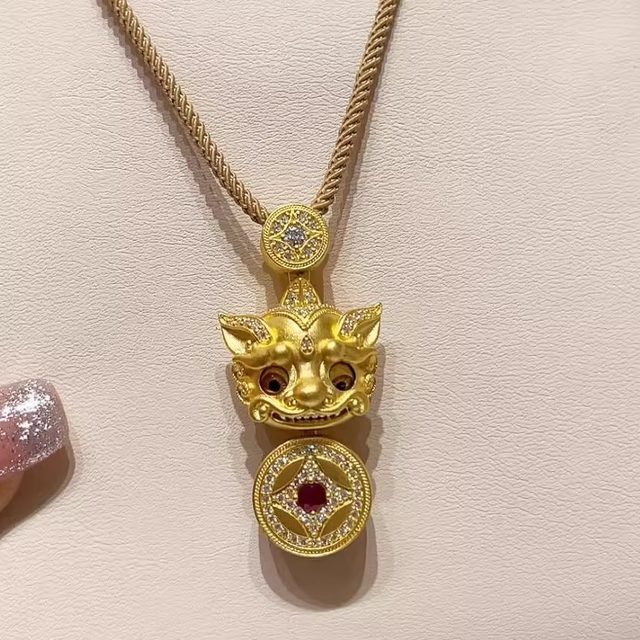 Wei Xue's gold-plated silver-eye movable pixiu swallowing gold beast coin-encrusted diamond pendant versatile sweater necklace