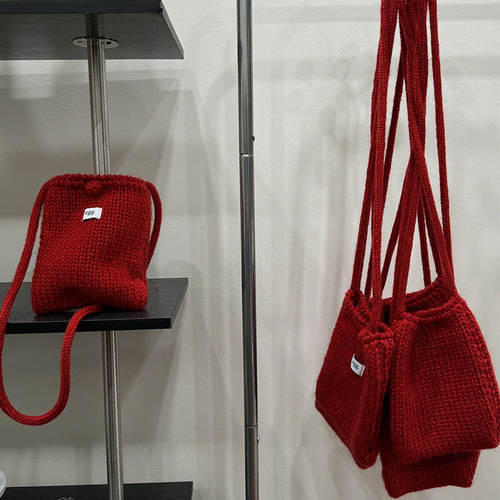 红色针织包女毛线手机包新款手工编织包可爱包针织秋冬百搭斜跨包 - 图0