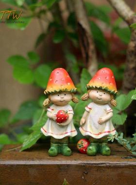 tyttw田园卡通草莓红帽情侣树脂摆件礼物装饰桌面可爱装饰