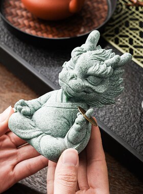 国潮青砂石茶宠摆件创意一v指有钱龙年礼品吉祥物茶桌茶室装饰礼