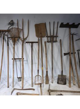 5ZW民俗老物件农家院摆件老旧农具筛子斗笠铁掀小镐耙子木锨镐头