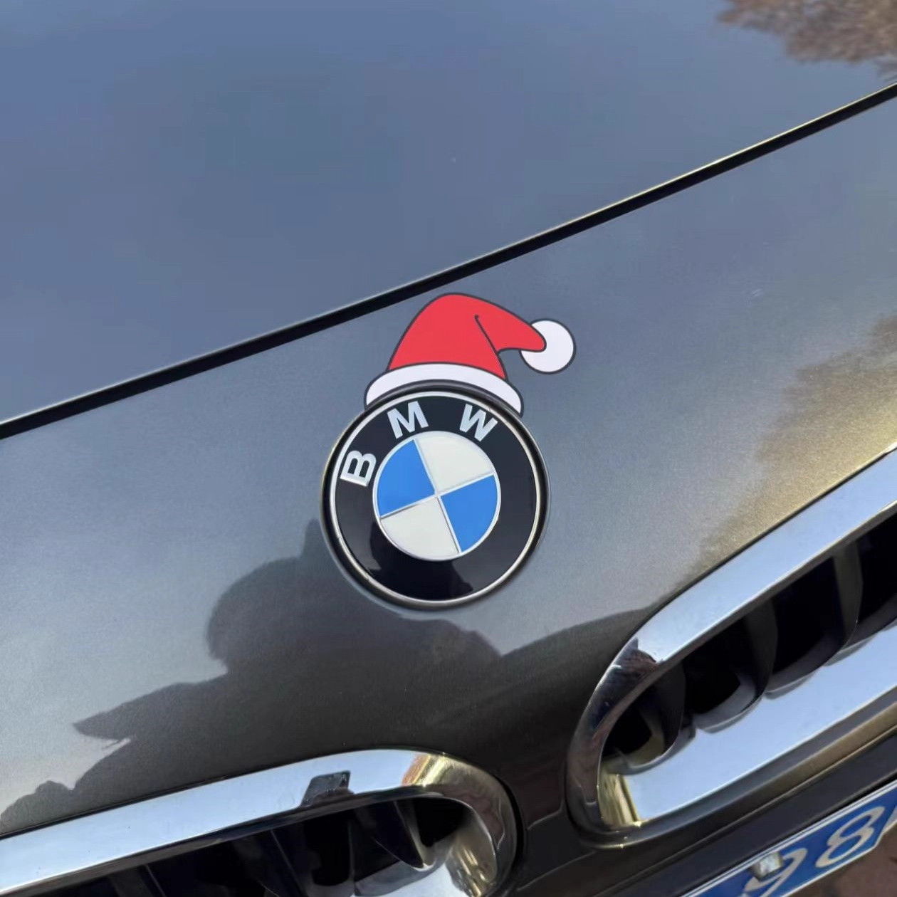 宝马圣诞帽磁吸车贴创意汽车车标车尾装饰贴特斯拉圣诞节氛围贴纸,淘宝优惠券,粉丝福利购,淘宝优惠卷