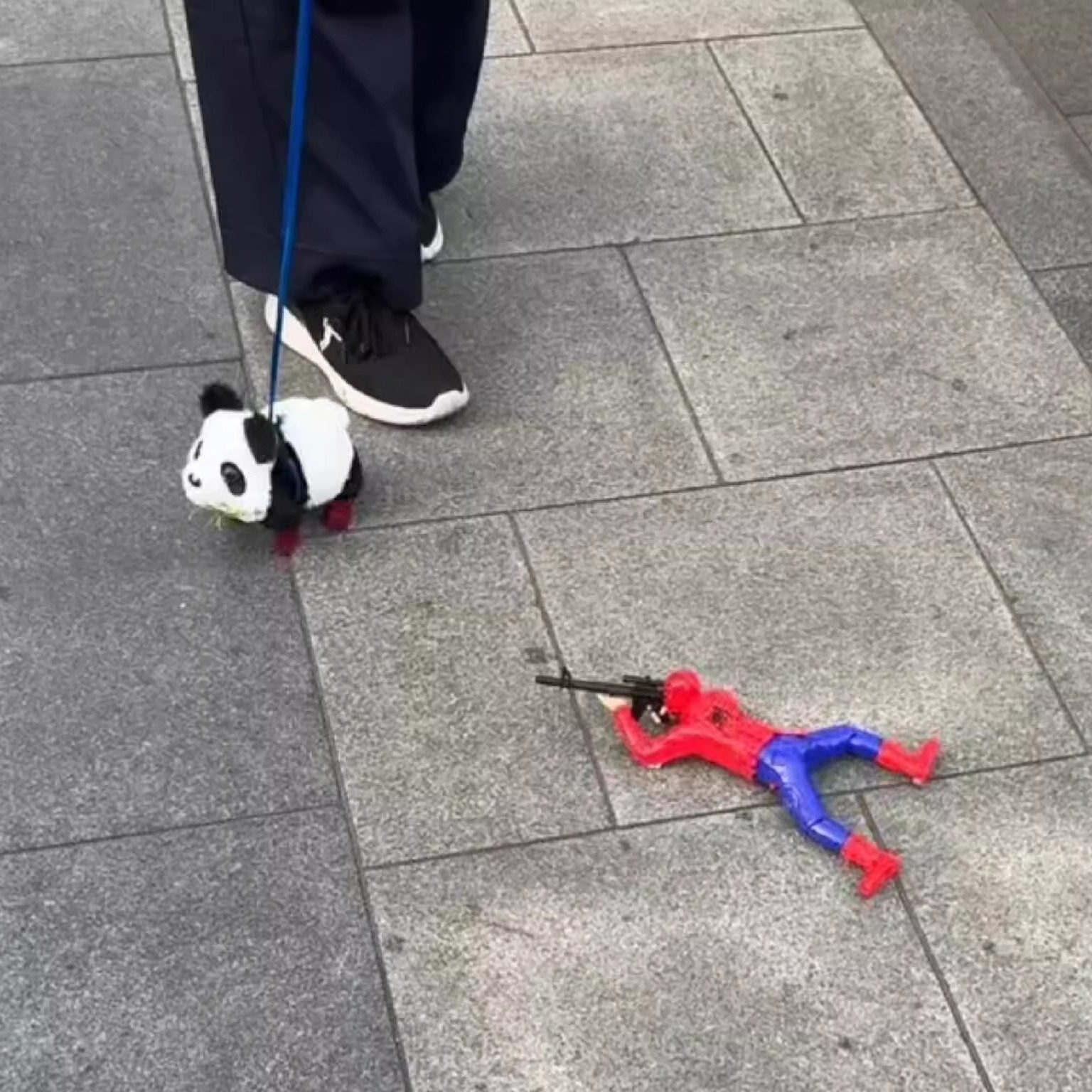 逗猫狗玩具电动爬行迷彩兵蜘蛛侠绿巨超人美队带抢声音宠物玩具,淘宝优惠券,粉丝福利购,淘宝优惠卷