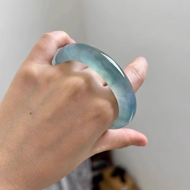 Jade bracelets purchased by 900+ people in the past 3 hours