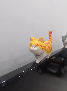 电脑趴趴摆件显示器屏幕迷你猫咪车载解压小摆件女生桌面美化饰品