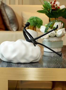 速发轻奢面意个性人物摆件客厅柜视电样板高档桌创家居抽象软装饰