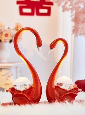 天鹅情侣摆件一对床头长明灯订结婚礼物品送新人新娘闺蜜高档实用