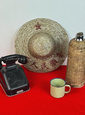 红色收藏老物件老式手摇电话机草帽锦旗暖壶桌面怀旧复古装饰摆件