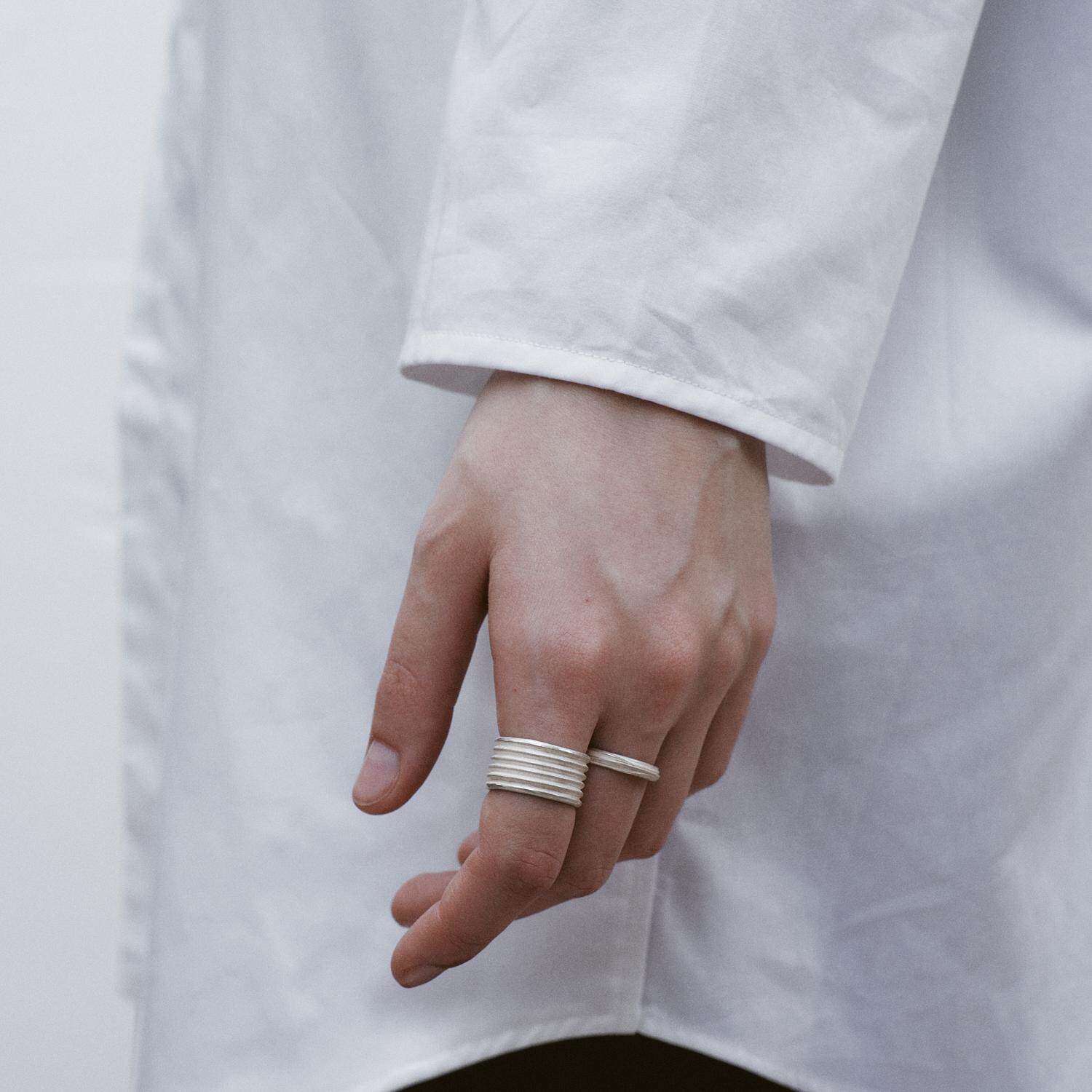 OLIOEACETO sterling silver ribbed wide ring