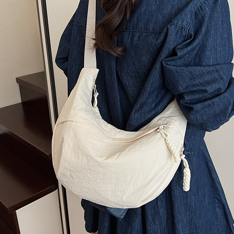 斜挎包女包2025新款饺子包女大容量包包女通勤单肩运动百搭饺包女,淘宝优惠券,粉丝福利购,淘宝优惠卷