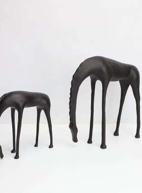 新中式创意关铸铁马摆件低头鹿板房玄客厅样书房家居软111装饰摆