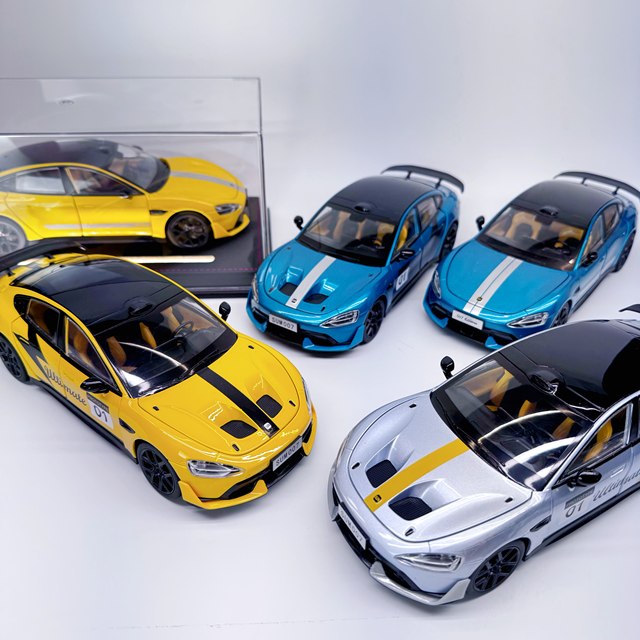 Su7ultra Lightning Yellow Large Tail Alloy Car Model