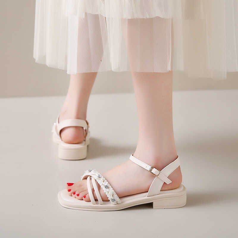 2024今年流行的夏季新款百搭不累脚白色软底夏款平底女士时装凉鞋,淘宝优惠券,粉丝福利购,淘宝优惠卷