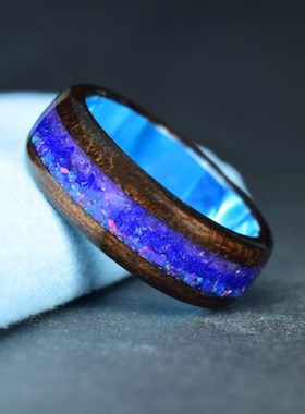 蓝色环氧核心戒指上镶嵌有碎紫水晶青金石和星夜蛋白石